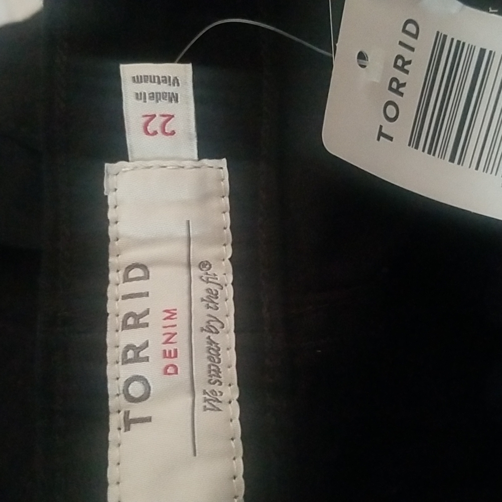 NWT Torrid Denim BLK Short W EMB - Picture 7 of 9